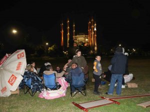 Adana’da Vatandaşlar Geceyi Park Ve Bahçelerde Geçiriyor