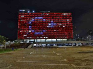 Tel Aviv’de Belediye Binasına Türk Bayrağı Silüeti Yansıtıldı