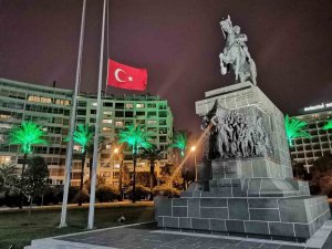 İ̇zmir’de Bayraklar Yarıya İndirildi