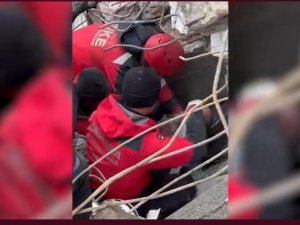 Diyarbakır’da Enkaz Altındaki Biri Çocuk 3 Kişi Jandarma Ekiplerince Kurtarıldı
