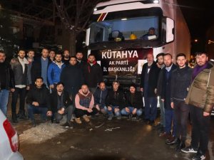 Ak Parti Kütahya İ̇l Başkanlığı, Hatay’a Malzeme Ve Erzak Yüklü 2 Tır Gönderdi