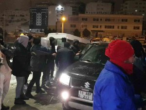 Balıkesir Depremzedeler İçin Kenetlendi