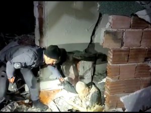 Enkazda Mahsur Kalan 4 Kişilik Aileyi Polisler Kurtardı