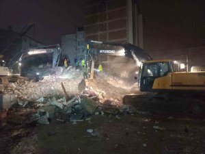 Elazığ’da Çöken Binada Arama Kurtarma Çalışmalarına Doğalgaz Sızıntısı Nedeniyle Ara Verildi