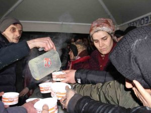 Elazığ Belediyesinden Malatyalı Depremzedelere Sıcak Çorba İkramı