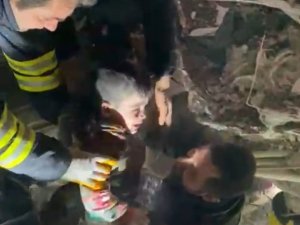 Üç Yaşındaki Miran, 22 Saat Sonra Enkazdan Sağ Kurtuldu