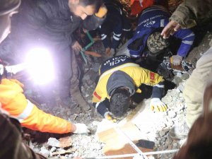 Depremin 24. Saatinde Enkazdan Kurtulan "Deniz" Umut Oldu