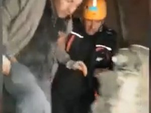 Van Ekibi Deprem Enkazından 1 Kişiyi Sağ Olarak Çıkardı