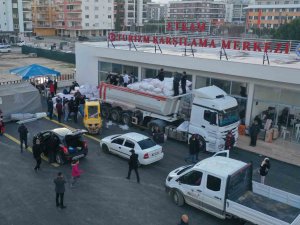 Yardım Dolu Tırlar Deprem Bölgesine Gönderildi