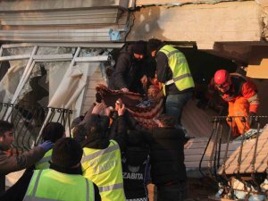 Hatay’dan Bir Güzel Haber Daha: 28 Saat Sonra 2 Kişi Daha Enkazdan Sağ Olarak Kurtarıldı