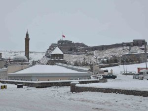 Kars’ta Bayraklar Yarıya İndirildi