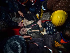 Kahramanmaraş Elbistan’da Enkaz Altında Yaşam Mücadelesi Verdiler