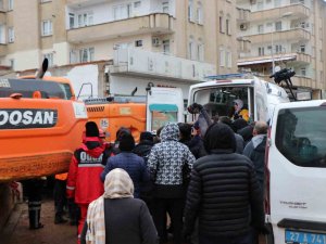 16 Yaşındaki Kız 29 Saat Sonra Enkazdan Sağ Çıkarıldı