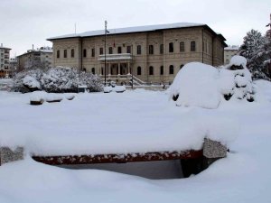 Yaklaşık Bin Yerleşim Yeriyle Ulaşım Kesildi