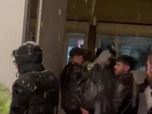 Yüksekovalı Gençler Yoğun Kar Yağışına Rağmen Depremzedeler İçin Yardım Topladı