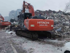 Enkaz Altında Kalan Vatandaş Ayağı Kesilerek Kurtarılabildi