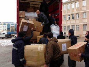 Van’dan Deprem Bölgesine Yardım Tırları Hareket Etti