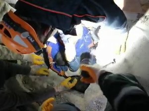 Nurhak’ta İki Çocuk Ve Anneleri Enkaz Altından Sağ Olarak Çıkartıldı