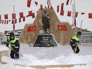 Başkale’de Araçlar Kara Gömüldü, 82 Yerleşim Yerinin Yolu Ulaşıma Kapandı