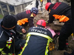 Kayseri İ̇tfaiyesi Enkaz Altından 18 Kişiyi Sağ Olarak Çıkardı