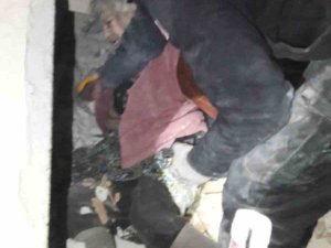 Erzincan İtfaiyesi Enkaz Altından Yaşlı Kadını Kurtardı
