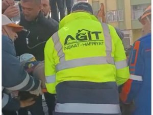 Yıkılan Binadan Bir Kişi 24 Saat Sonra Sağ Çıkartıldı
