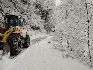 Düzce’de Kar Köy Yollarını Kapattı, Ekipler Harekete Geçti