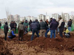 Depremde Hayatını Kaybeden Vatandaşlar Son Yolculuğuna Uğurlandı