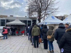 Ankara’da Vatandaşlar Kan Merkezlerine Akın Etti