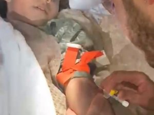 Saatler Sonra Enkazdan Çıkarılan Adamın ‘Allah Razı Olsun’ Diyerek Teşekkür Etmesi Duygulandırdı