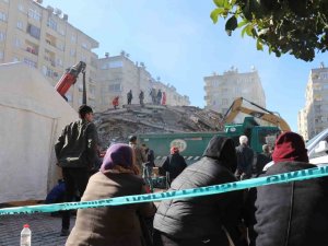 Depremin 32. Saatinde De Çalışmalara Umutlu Bekleyişler Eşlik Ediyor