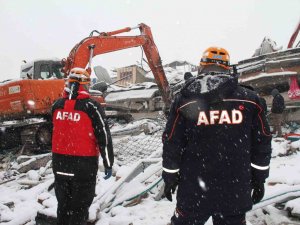 Deprem Bölgesinde Kar Altında Zamanla Yarış