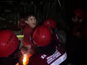 Küçük Bekir 24 Saatin Sonunda Enkaz Altından Kurtarıldı