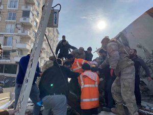 30 Saat Sonra Enkazdan Sağ Çıktı, 2 Çocuğu Hayatını Kaybetti