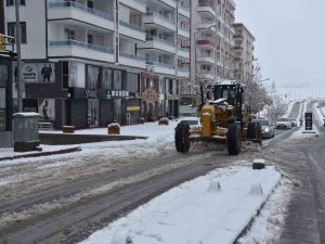 Siirt Belediyesi Kent Genelinde Kar Temizleme Çalışmalarına Başladı