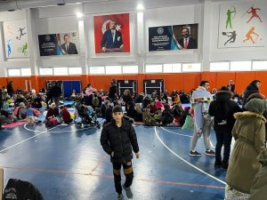 Depremde Evlere Giremeyen Niğdeliler, Dışarıda Geceledi