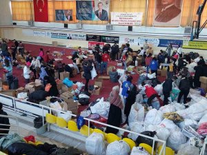 Ülkenin Batısı Deprem Bölgesi İçin Ayakta: Arı Gibi Çalışıyorlar