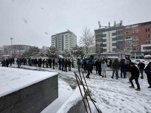 Niğde’de Kar Altında Kan Bağışı Kuyruğu
