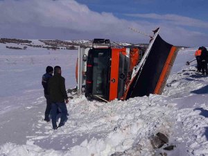 Kırıkkale’de Kar Küreme Aracı Devrildi, Sürücü Hafif Yaralandı