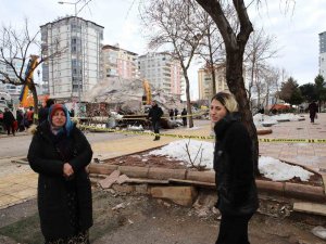 Acılı Anne Enkaz Altındaki 2 Çocuğu İçin Gözyaşları Arasında Yardım İstedi