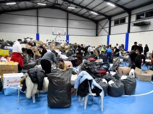 Antalya Deprem Bölgesine Yardım İçin Tek Yürek