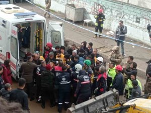 Siirt Ekibi Enkazdan 5 Vatandaşı Kurtarmayı Başardı