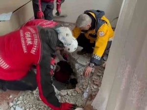 Enkaz Altından Saatler Sonra İnanılmaz Kurtuluş