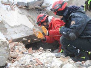 Kahramanmaraş’ta Nermin Teyze 24 Saattir Enkaz Altında Kurtarılmayı Bekliyor