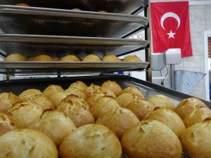 Meslek Lisesinde Depremzedeler İçin Günde 15 Bin Ekmek Üretiliyor