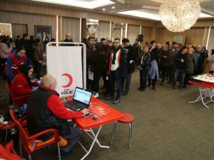 Depremzedelere Kan Bağışı İçin Birbirleriyle Yarıştılar