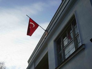 Türkiye’nin Prag Büyükelçiliğinde Türk Bayrağı Yarıya İndirildi, Karanfil Bırakıldı