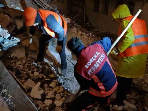 Artvin Ekibi Malatya’da Genç Kadını Enkazdan Sağ Salim Çıkartmayı Başardı