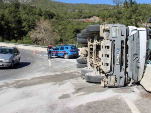 Sakar Rampasında Kum Yüklü Kamyon Devrildi