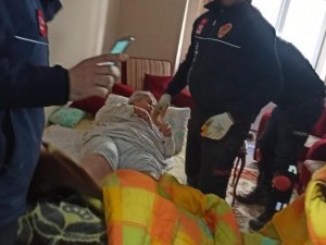 Hasarlı Binada Mahsur Kalan Yaşlı Kadın Kurtarıldı